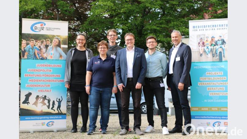 Die neue des Bezirksjugendrings Oberpfalz (von links): Andrea Huber (DGB), Andrea Glaubitz (DLRG, Weiden), Martin Merkl (SJD), Philipp Seitz (Stadtjugendring Regensburg), Clemens Mezler (BDKJ) und Jürgen Preisinger (Kreisjugendring Tirschenreuth). Bild: Bezirksjugendring Oberpfalz/Alexandra Lins