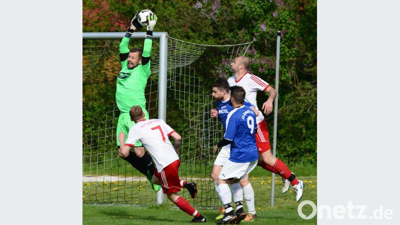 Kemnaths Keeper Leonhard Birner packt gerade noch zu. Die SG muss nach dem 1:1 daheim gegen den TSV Tännesberg trotzdem den bitteren Gang in die Kreisklasse antreten. Bild: ham