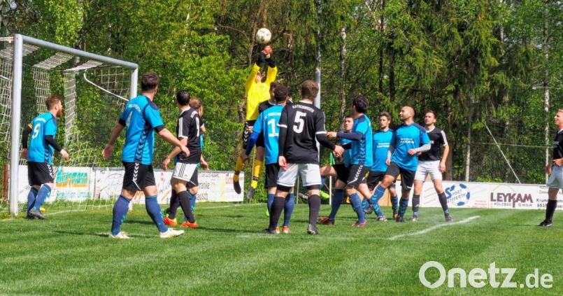 Torwart Tobias Siegert, der hier per Faustabwehr klärt, bot beim 4:3-Erfolg des FC Tirschenreuth in Katschenreuth eine starke Leistung. Bild: axs