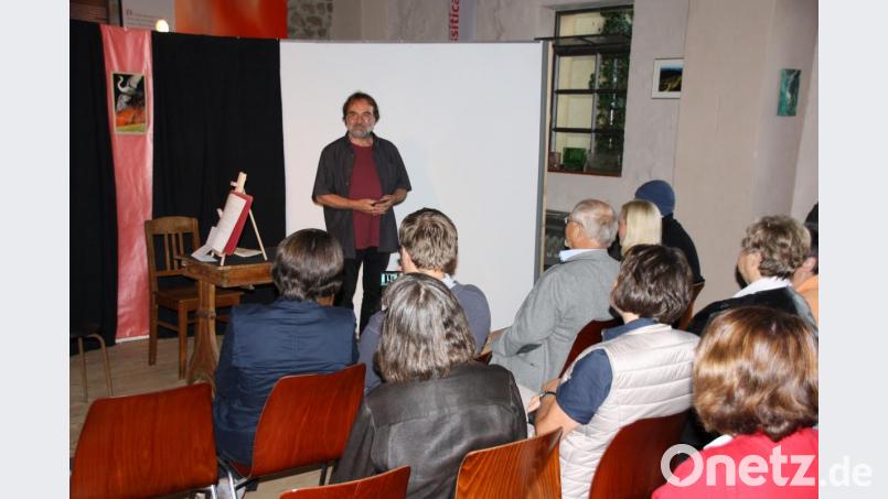 Franz Grundler, hier bei einer Veranstaltung in der Remise, stellte das neue Programm seines kleinen Kulturzentrums vor. Bild: td