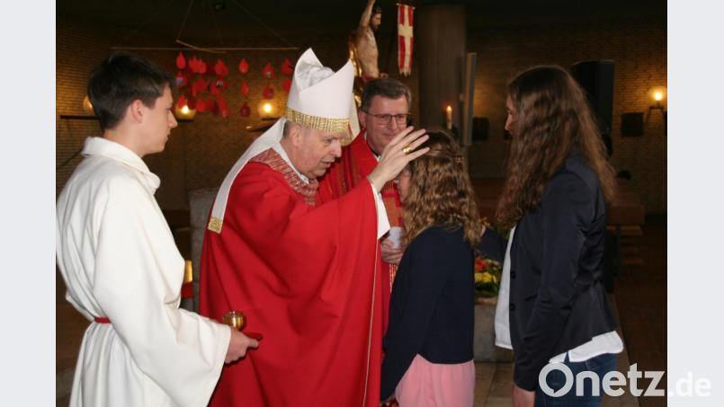 Mit dem Königsöl Chrisam als Symbol der Stärkung zeichnete der Regensburger Weihbischof Reinhard Pappenberger den Jugendlichen ein Kreuz auf die Stirn. Bild: fpoz