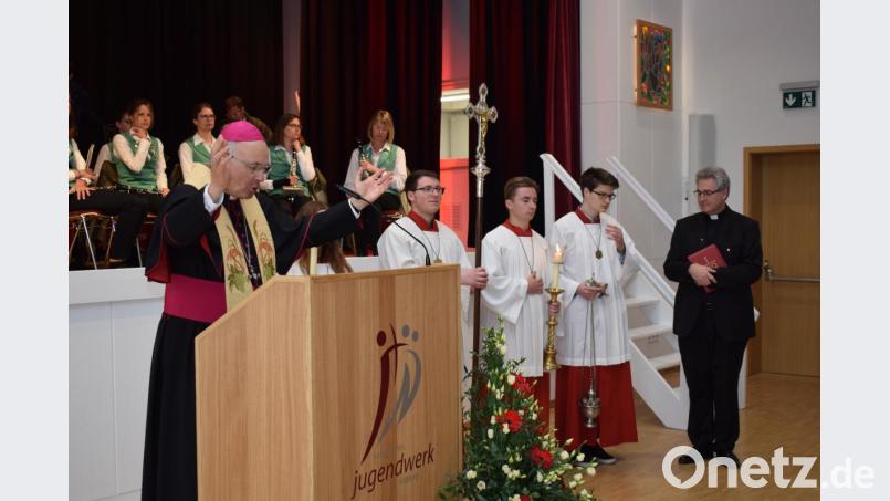 Diözesanbischof Rudolf Voderholzer erbat Gottes Segen für die neuen Räumlichkeiten des Jugendwerkes. Bild: bnr