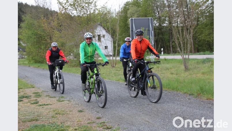 Von wegen kurze Radlerhose: Die meisten Teilnehmer hatten sich beim Radlersonntag schon auf kältere Temperaturen eingestellt. Bild: frd