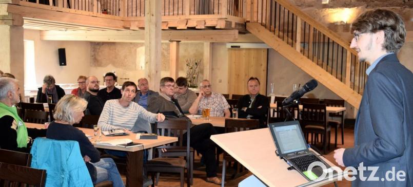Tobias Maul (rechts) leitete als Vertreter der Oberen Naturschutzbehörde bei der Regierung der Oberpfalz das Symposium. Bild: bö