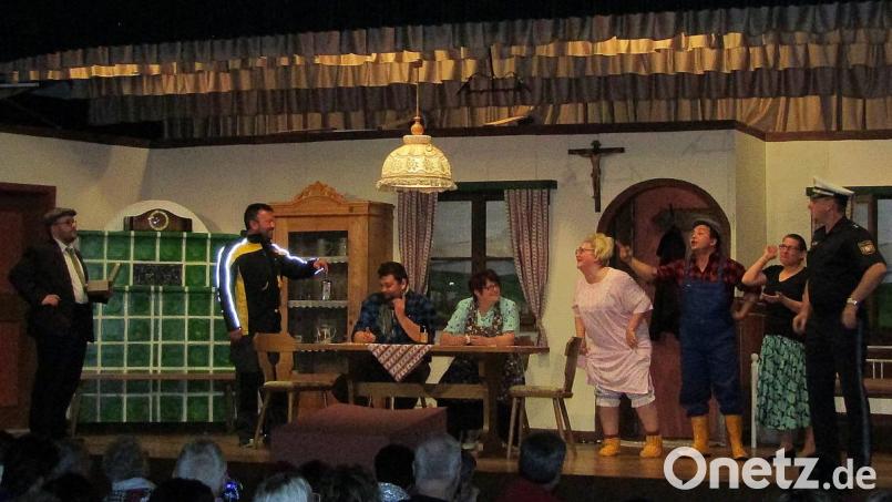 Bauer Jakob, Postbote Gustl und Polizist Eduard geraten aneinander, am Tisch Josef und Rosi Heiliger, Mucki und Xaver, Bäuerin Loni. Bild: sck