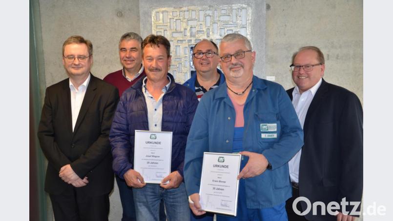 Verbandsdirektor Thomas Knoll (links) gratulierte zusammen mit den zuständigen Vorgesetzten und Personalratsvorsitzenden Josef Bauer (Dritter von rechts) den Arbeitsjubilaren des ZMS Erwin Binner und Josef Wagner (vordere Reihe mit Urkunden, von rechts) zu ihren Betriebsjubiläen. Bild: exb