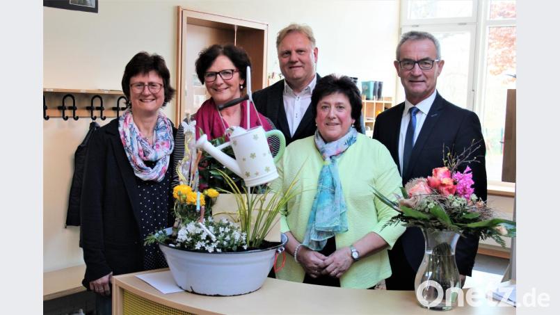 Barbara Schultes (Zweite von rechts) wurde nach fast 47-jähriger Tätigkeit im Kemnather Kindergarten in den Ruhestand verabschiedet. Bild: stg