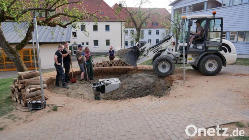 Die fünf Feuerwehrmänner rückten mit dem künftigen Jungfeuerwehrmann Florian zu einem Arbeitseinsatz in den Kindergarten aus. Bild: gz