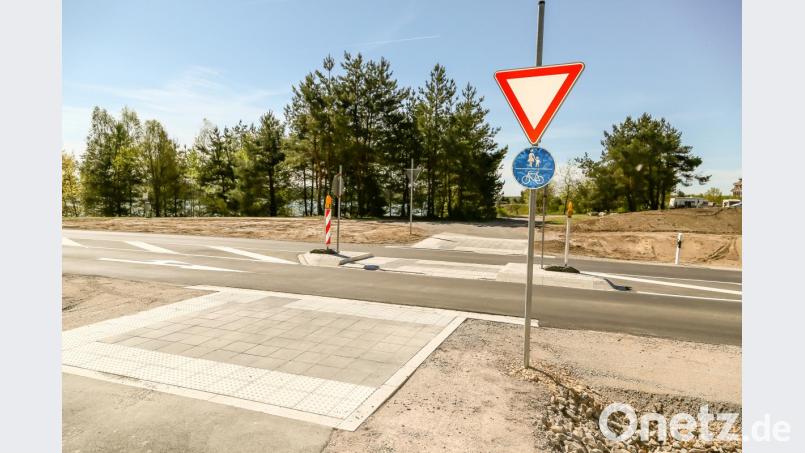 An eine neue Querungshilfe vom Radweg über die Industriestraße zum See wurde auch gedacht. Bild: Hösamer