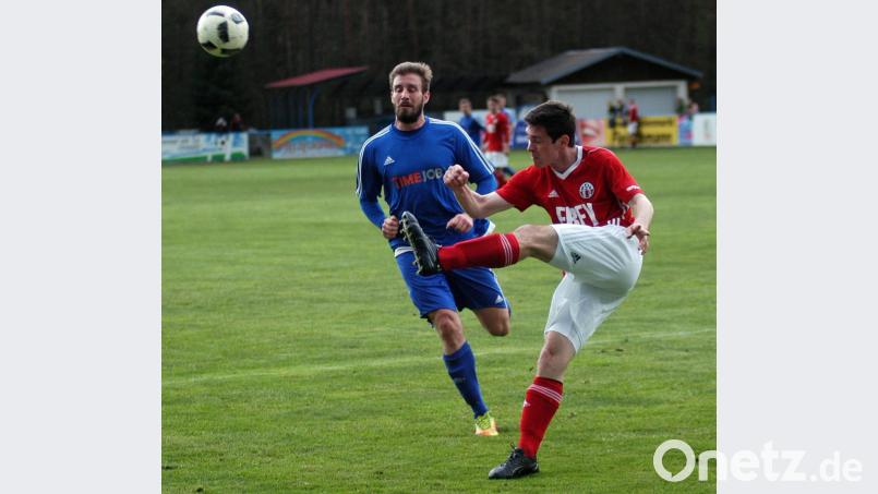 Der Chamer Marco Faltermeier klärt vor dem heranlaufenden Johannes Pötzl: Der SV Etzenricht verlor die Heimpartie mit 1:3 und muss sich nun auf die Relegation einstellen. Bild: otr