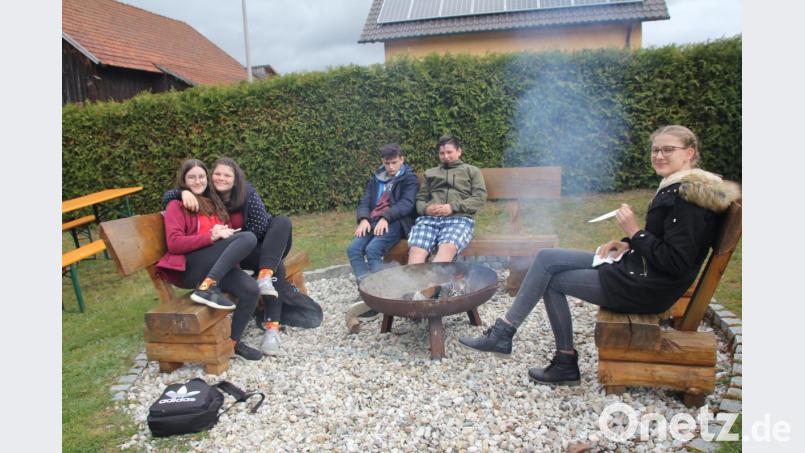 In Altendorf machten diese Jugendlichen Pause am wärmenden Feuer. Bild: frd