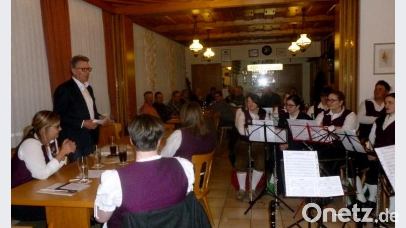 Kreisvorsitzender Sepp Blaha (stehend) zeigte sich besonders erfreut darüber, dass die Blaskapelle St. Nikolaus mit Nachwuchs-Musikern aufwarten kann. Bild: lts
