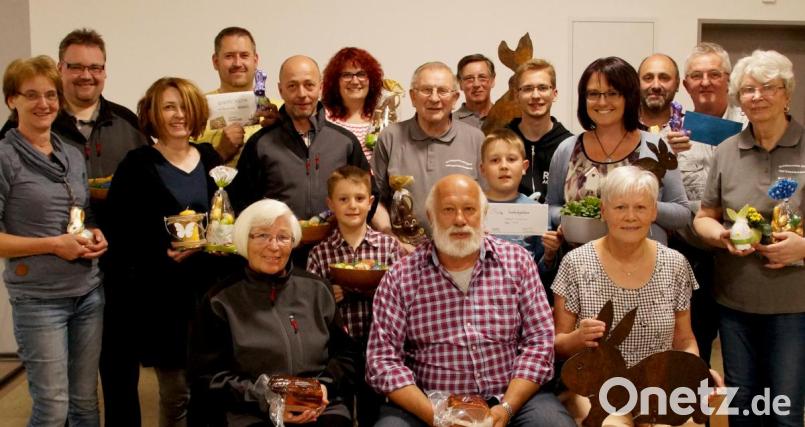 Die Teilnehmer des Ostereierschießens des Schützenvereins Einigkeit 1862-Naabberg mit Sportleiter Michael Gerschau (Zweiter von links) und den Erstplatzierten (vorne, sitzend von links) Lieselotte Schraml, Franz Staufer und Gisela Hackl. Bild: njn