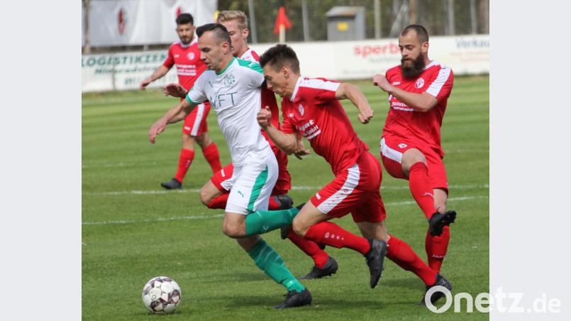 Auch zu dritt schaffen es die Vacher in dieser Szene nicht, den Gebenbacher Kapitän Timo Kohler (links) zu stoppen. Bild: Marco Galuska