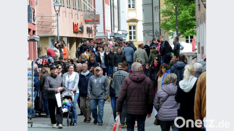 Mit etwas dickeren Jacken und vorsichtshalber einem Regenschirm ging das schon: Der verkaufsoffene Sonntag in Amberg lockte wieder viele Besucher, auch von auswärts, an. PWG-Chef Andreas Raab schätzte ihre Zahl auf 20 000 bis 25 000 Leute, die zum Schauen und Kaufen kamen. Bild: Stephan Huber
