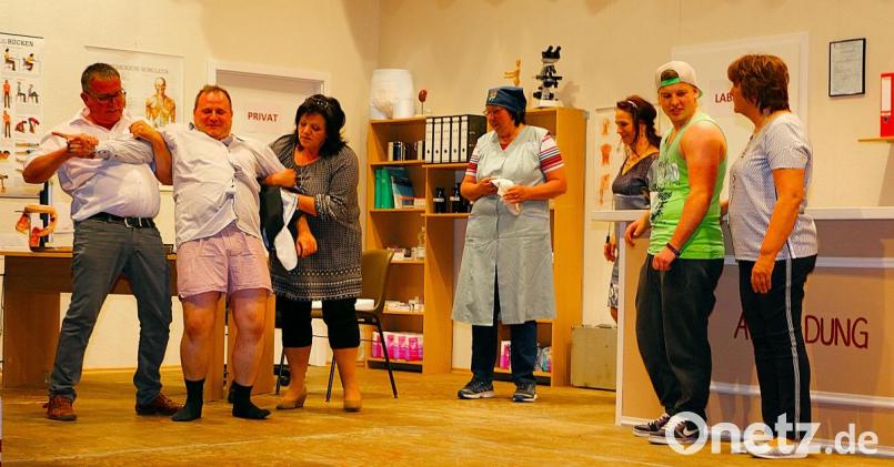 Mit „Der Heiler von Friedenfels“ startete die Laienspielgruppe Friedenfels am Wochenende in eine neue Theatersaison und landete einen Volltreffer. Bild: bsc