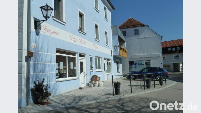 Die Redaktion „Der neue Tag/Oberpfalz-Medien“ zieht in das ehemalige Café Deyerl (linker Eingang). Der Freisitz rückt nach rechts zum neuen Eingang des verkleinerten Lokals, was der Bauausschuss genehmigte. Bild: Portner
