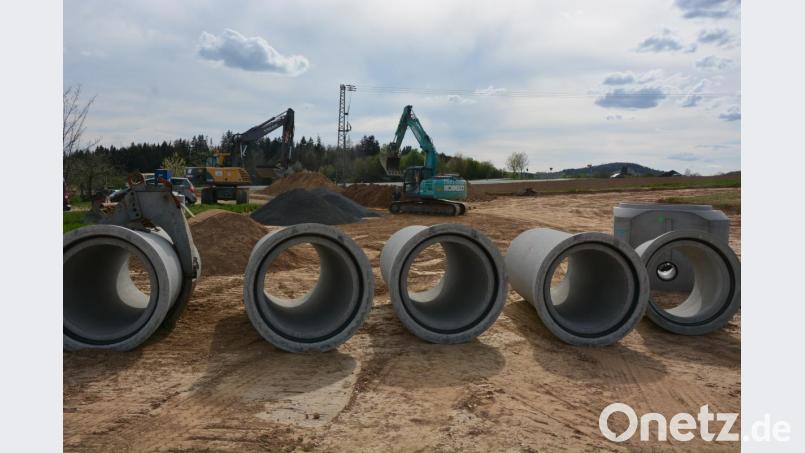 Eine Großbaustelle bietet sich den Konnersreuthern aktuell unterhalb des Klosters Theresianum. Dort baut die Marktgemeinde ein Regenrückhaltebecken mit einem Fassungsvermögen von 3800 Kubikmeter Wasser. Mit den Kosten in Höhe von 578 000 Euro sollen künftig Überschwemmungen in den Wohngebieten möglichst vermieden werden. Die Arbeiten sollen bis Ende Juni abgeschlossen sein. Bild: jr