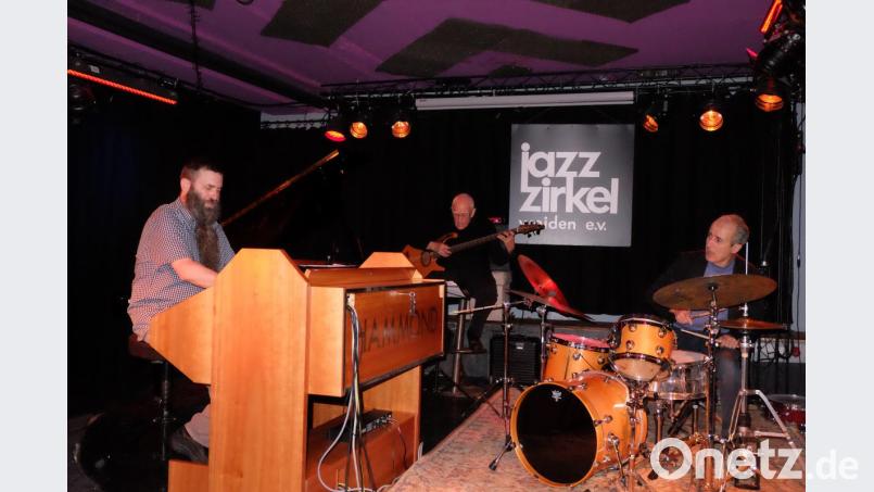 Das „New Standard Trio“ mit Jamie Saft (Hammondorgel und Klavier) , Steve Swallow (Elektrobass) und Bobby Previte (Schlagzeug) ließ sich im Bistrot Paris stilistisch nicht festlegen. Bild: lr