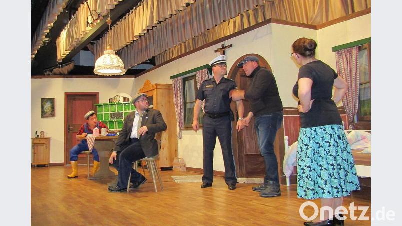 Von links Xaver, Bauer Jakob, der Polizist Eduard, Bankräuber Alwin zieht sich aus der Affäre, er gibt vor Kriminalkommissar zu sein um verabschiedet sich um schnell die Handschellen für Jakob zu holen, Bäuerin Loni steht fassungslos daneben. Bild: sck