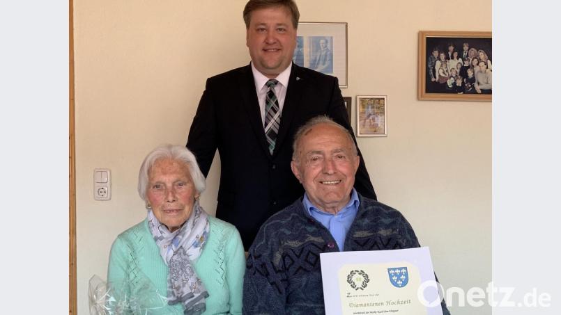 Kastls Bürgermeister Stefan Braun (Mitte) gratuliert Anna und Oswald Geitner aus Utzenhofen zur diamantenen Hochzeit. Bild: aun