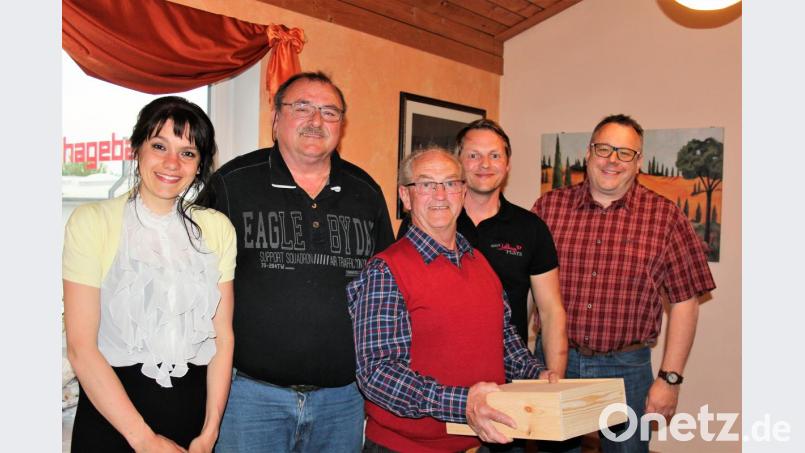 Georg Märkl (Mitte) ist neues Ehrenmitglied des KEM-Verbandes. Es gratulierten die Vorstandsmitglieder (von links) Romina Passon, Armin Schinner, Holger Märkl sowie Georg-Michael Fütterer. Bild: stg