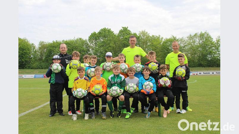 Michael Hofmann (hinten Mitte) mit seinen Trainern und den Nachwuchstorleuten. Bild: Stefan Harmsen