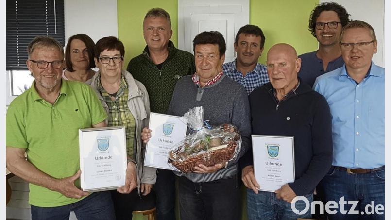 Bei der Jahreshauptversammlung des SVL Traßlberg werden verdiente Mitglieder gewürdigt: (von links) Günter Bösen, Breitensportchefin Manuela Steiner, Gertrud Hartmann, Heinz Fraunhofer, Heinrich Werner, 2. Vorsitzender Georg Hollweck, Rudolf Bauer, 3. Vorsitzender Andreas Rösch und Vorsitzender Thomas Grabinger. Bild: degr