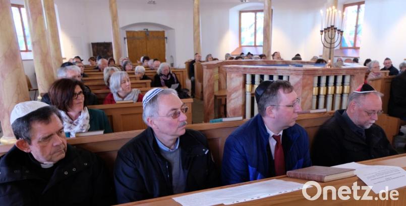 Pfarrer Max Früchtl, Werner Friedmann, Kantor Alexander Zakharen und Pfarrer Alfons Forster (von links) gestalteten die Feierstunde zur Woche der Brüderlichkeit in der Flosser Synagoge. Bild: le