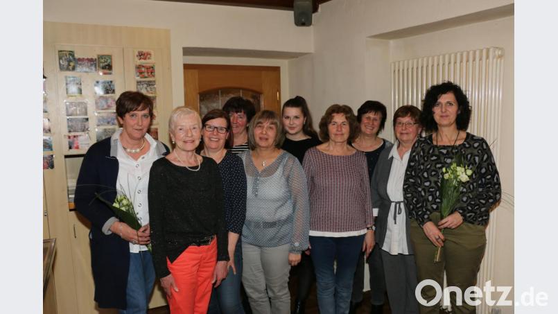 Die Abteilungsleitung der Fitnessdamen im FC Rieden (von links): Gabi Wolf, Hedwig Färber (Ehrenspartenleiterin), Kerstin Lengsfeld, Lydia Haas, Sonja Fleischmann, Hannah Röckl, Anna Graf, Michaela Hetzenecker, Traudl Rogenhofer und Abteilungsleiterin Christine Röckl. Bild: riw