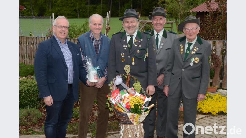 Strahlende Gesichter zum 85. Geburtstag (von links): Bürgermeister Winfried Franz, der Jubilar Hans Sperber, Schützenmeister Werner Grünthaler sowie Rudi Sperber und Lorenz Sebald vom Bruderbund. Bild: ker