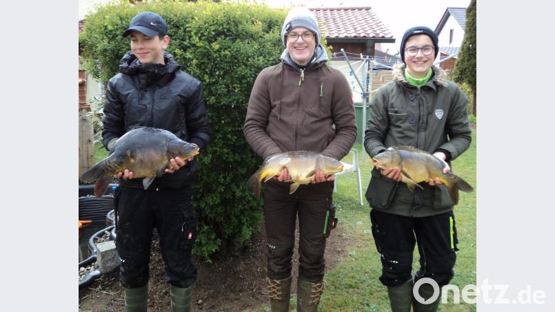 Die erfolgreichen Jungangler strahlen um die wette: (von links) Jonas Buron, Johannes Hintermeier, und Wolfgang Kick. Bild: ksi