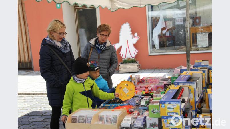 Auch für die jüngsten Kunden fehlte es beim Frühlingsmarkt in Oberviechtach nicht an Angeboten. Bild: frd