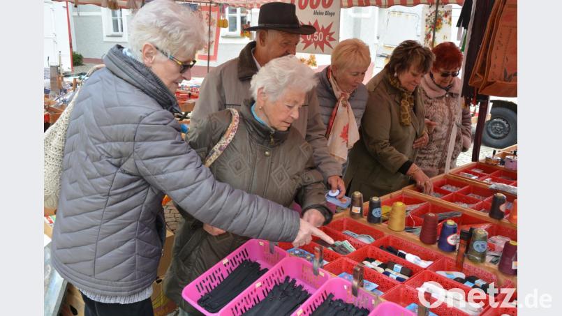 Kleinartikel waren auf dem Mitterteicher Ostermarkt gefragt. Bild: jr