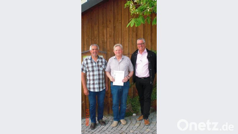 Vorsitzender Josef Bauer (links) und Dritter Bürgermeister Benno Schießlbauer (rechts) ehren das langjährige Mitglied Franz Wilhelm. Bild: wbs