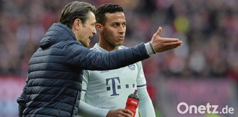 Was läuft da schief? Bayern-Trainer Niko Kovac (links) gibt seinem Mittelfeld-Regisseur Thiago Anweisungen. Viel davon wurde beim enttäuschenden 1:1 des FC Bayern in Nürnberg nicht umgesetzt. Bild: Timm Schamberger/dpa