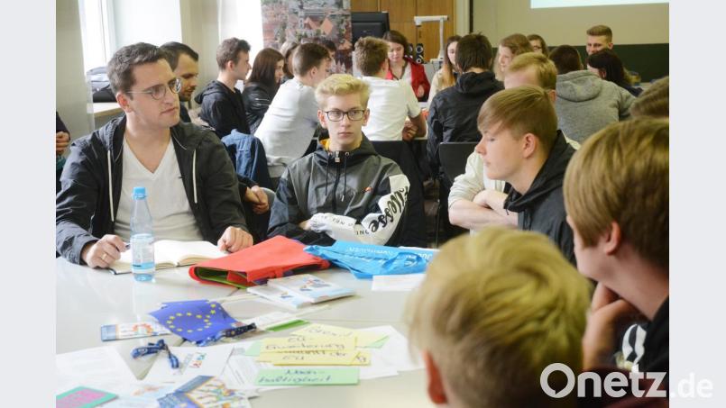 Der EU-Kandidat der CSU, Christian Doleschal, widmet sich beim &quot;Speed Dating&quot; in der Gustl-Lang-Schule den Fragen der Schüler. Bild: Gabi Schönberger