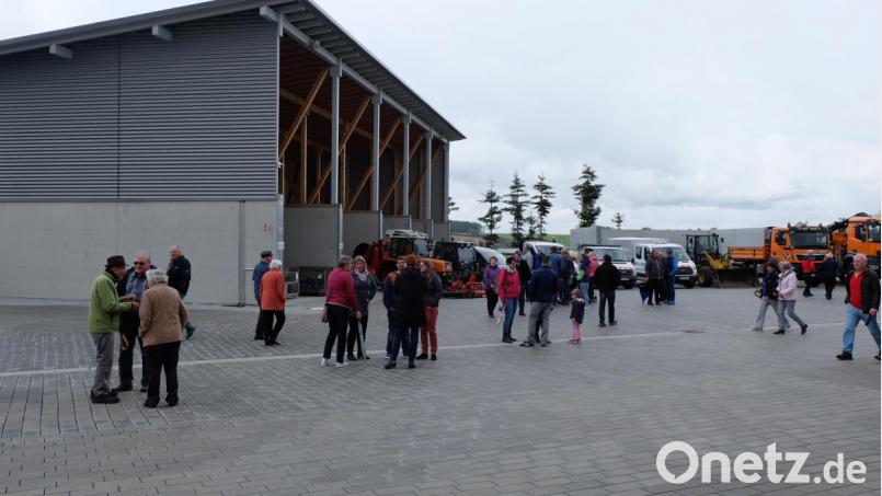 Die Gäste konnten sich auch im Außenbereich über die weiteren Lagergebäude und Fahrzeuge der Stadt Vilseck informieren.