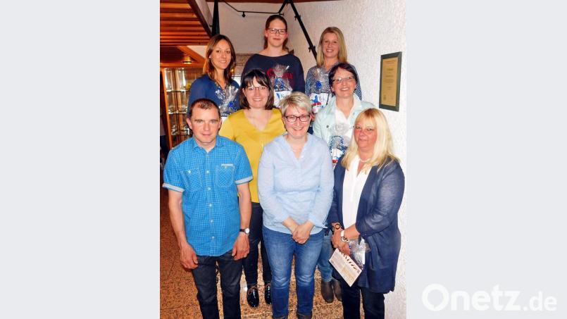 Renate Schupfner (vorne, Mitte) dankte treuen Mitgliedern. Bild: hai