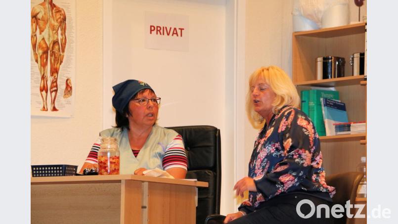 Putzfrau Ambrosia Teufel alias Gabi Lang (links) und Privatdetektivin Lisa Groß (Petra Würth) liefern sich im „Der Heiler von Friedenfels“ lautstrake Wortgefechte. Bild: bsc