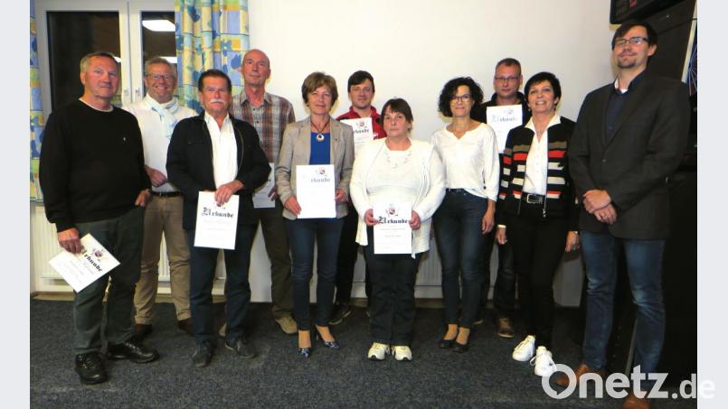 Der ASV Fronberg wählte neu und ehrte langjährige Mitglieder. Das Bild zeigt von links: Manfred Tripke, OB Andreas Feller, Gerhard Hottner, Gerhard Allert, Ulrike Roidl, Andreas Huf, Elisabeth Metz, Ute Kotzbauer, Martin Rappl, Rosmarie Frischeisen und Andre Diermeier. Bild: Hirsch