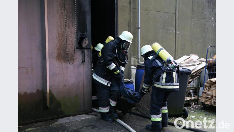 Eine Person muss aus einem brennenden Raum gerettet werden. Bild: egl