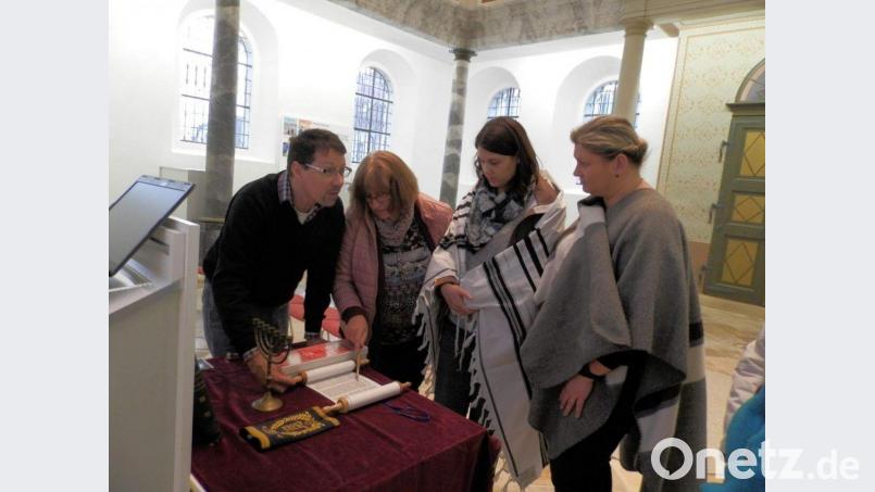 Bei der Führung durch die ehemalige Sulzbacher Synagoge, die nach ihrer Sanierung seit 2013 als Erinnerungs- und Begegnungsstätte genutzt wird, zeigte Stadtheimatpfleger Markus Lommer den Mitgliedern des Katholischen Frauenbundes auch eine Torarolle. Bild: u