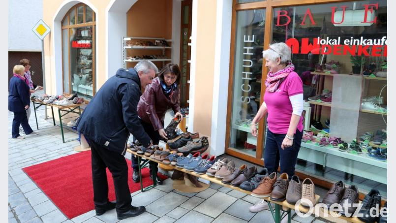 Der große Ansturm zum verkaufsoffene Sonntag fiel wohl dem unwirtlichen Wetter zum Opfer. Nach frühsommerlichen Temperaturen um die 25 Grad hatte es am Sonntag gehörig abgekühlt. Dazu gab es immer wieder Regenschauer, was nicht gerade zum Einkaufsbummel animierte. Bild: Götz
