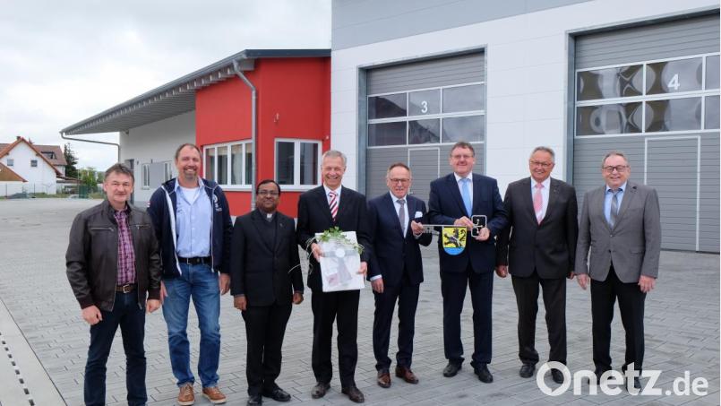 Architekt Wolfgang Schultes (Vierter von rechts) übergibt den Schlüssel symbolisch an Bürgermeister Hans-Martin Schertl (Dritter von rechts). Mit ihm freuen sich (von links) Bauhofleiter Jochen Kontny, Bauamtsleiter Stefan Ertl, Pfarrvikar Hrudaya Madanu, Zweiter Bürgermeister Thorsten Grädler, Dritter Bürgermeister Heinrich Ruppert sowie stellvertretender Landrat Hans Kummert (rechts). Bild: Stefanie Gradl