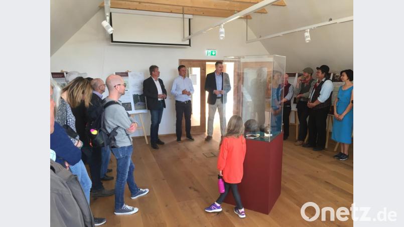 Ph. D. Michal Preusz (Mitte) von der Universität Pilsen und Alfred Wolf als Vorsitzender des Trägervereins „Via Carolina-Goldene Straße e.V.“ war es vorbehalten, die Ausstellung „Der Dreißigjährige Krieg an der bayerisch-böhmischen Grenze“ feierlich zu eröffnen. Bild: awo