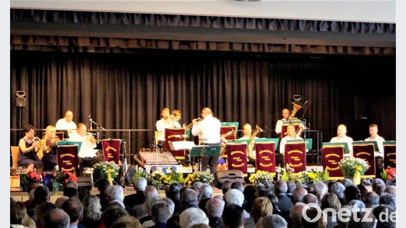 Die Blaskapelle Gerhard Träger überzeugt die Besucher in der ausverkauften Stadthalle mit einem abwechslungsreichen &quot;Böhmisch-Mährischen Konzert&quot;. Bild: arw