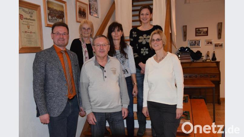 Den Gesellschafterrat des Hohenburger Marktladen bilden (von links) Bürgermeister Florian Junkes, Anita Donhauser, Wilfried Gietl, Sonja Diergarten, Simone Mitschke und Marion Irlsbacher. Zu ihrem Sprecher haben sie Wilfried Gietl gewählt. Bild: bö