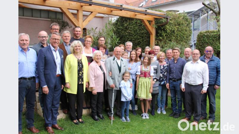 Im Kreise seiner großen Familie feierte am Samstag Werner Schmidt (Mitte) seinen 90. Geburtstag. Die Glückwünsche der Stadt überbrachte Bürgermeister Franz Stahl, Gratulanten waren auch der Männergesangverein und der Ski-Club. Mit auf dem Bild seine Ehefrau Barbara sowie seine Kinder mit Familien. Bild: kro