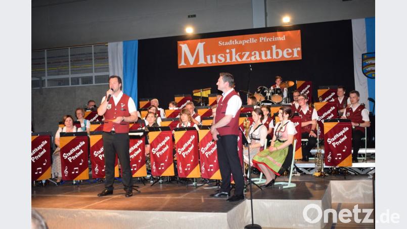 Der "Musikzauber" der Stadtkapelle Pfreimd lud ein zu einer musikalischen Weltreise. Als Reiseleiter fungierten Vorsitzender Thorsten Eckert (links) und musikalischer Leiter Thomas Reck (rechts). Bild: bnr